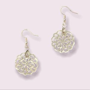 💕 2/$12 Pearly White Flower Earrings